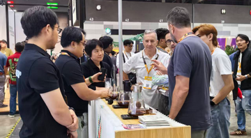 coffee enthusiasts exploring different flavor profiles with the STARESSO D9+ Flavor Matrix grinder at World of Coffee Bangkok 2026