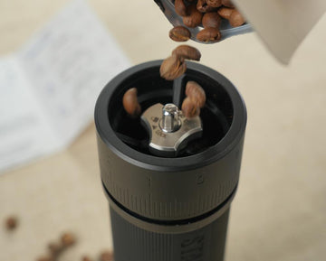 Home barista experimenting with different coffee flavors using STARESSO D9+ grinder